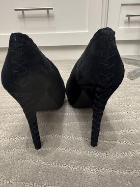Great condition Women’s Black Suede Antonio Melani  High Heel Platform Pumps 8